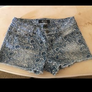 Patterned jean shorts